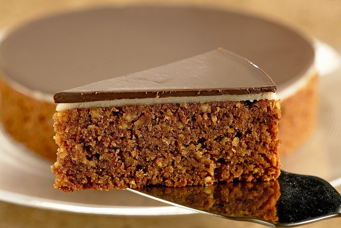 Demel-Torte (Schokoladen-Nuss-Torte mit … – Bilder kaufen – 399069 ...