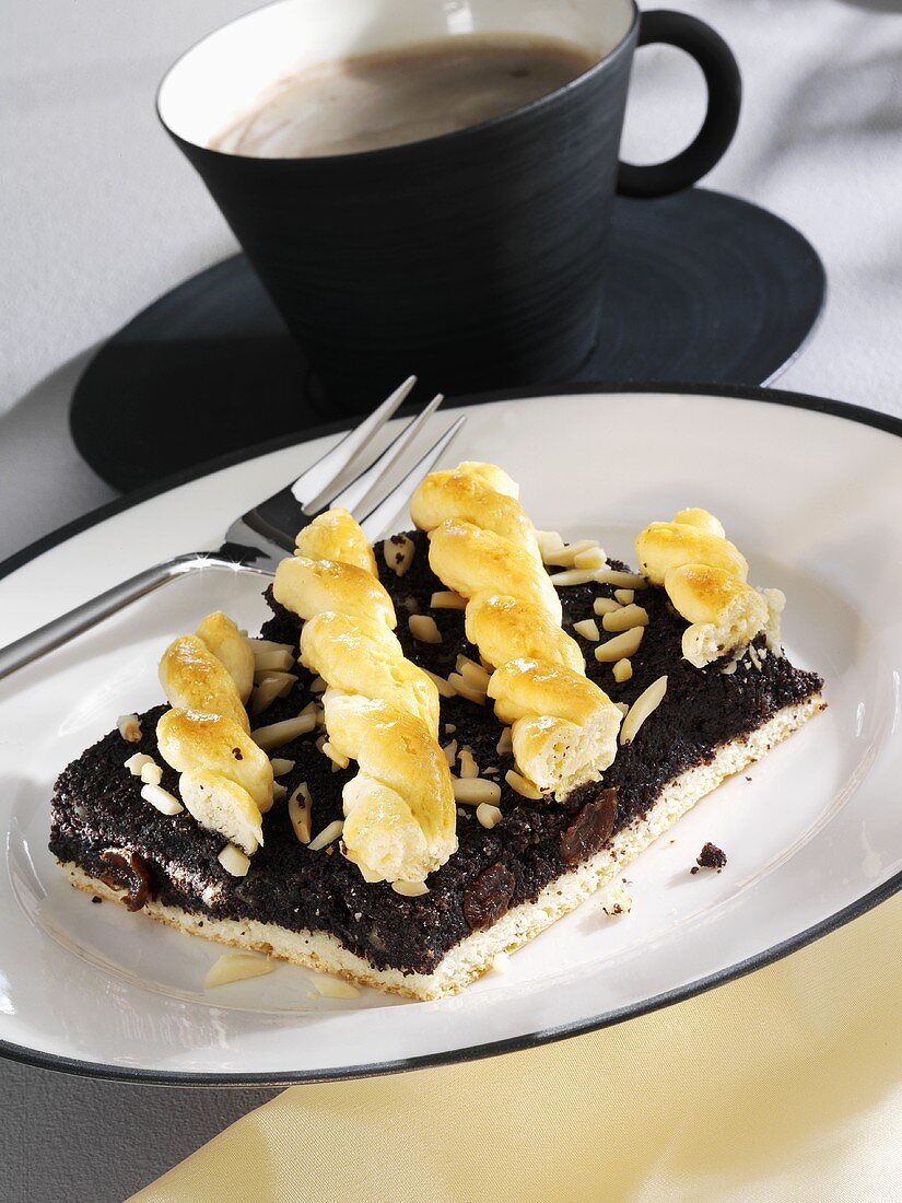 Mohnschnitte mit Mandeln und Rosinen zum Kaffee