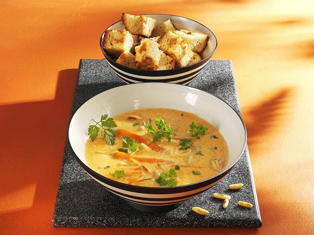 Möhrensuppe mit Kerbel und Croûtons