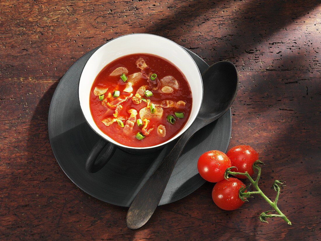 Tomato soup with bacon and garlic