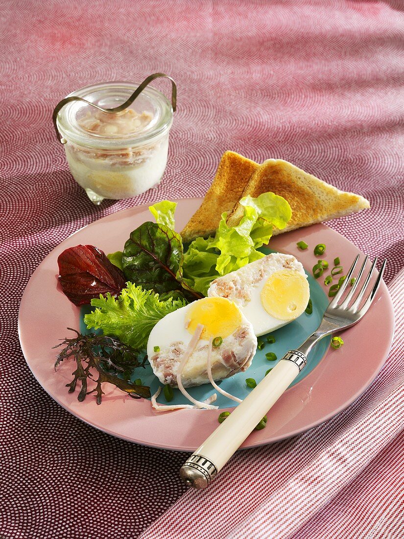 Bismarck eggs with salad leaves and toast