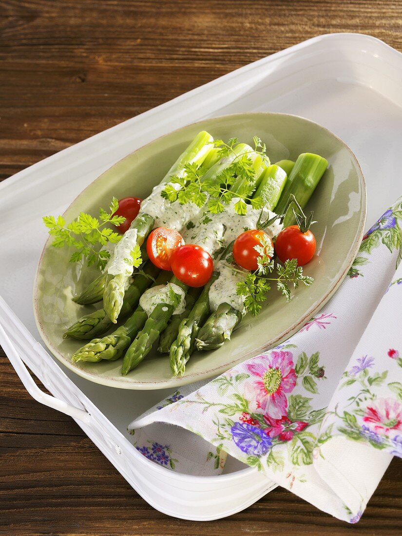 Lauwarmer Spargel mit Kerbelsauce und Kirschtomaten