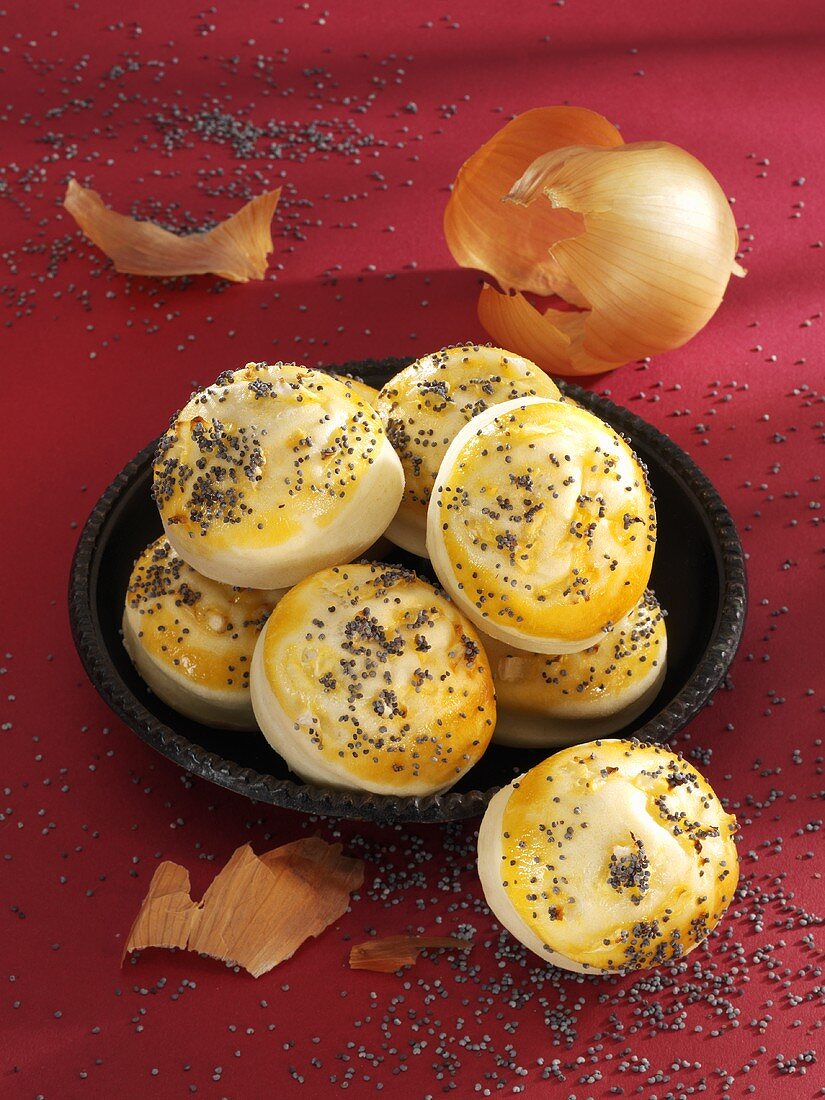 Savoury onion cakes with poppy seeds, Jewish style