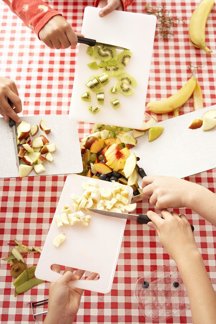 Obst für Obstsalat schneiden