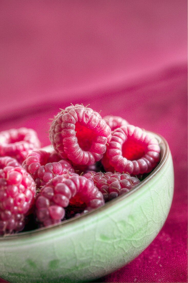 Frische Himbeeren in Keramikschale