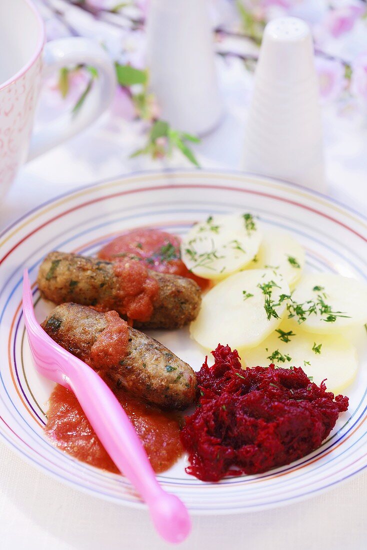 Cevapcici with tomato sauce, potatoes and beetroot (for children)
