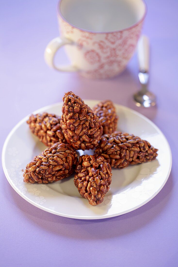 Pine cones made of puffed rice