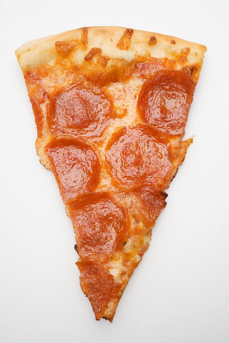 Ein Stück Pizza mit Peperoniwurst (Draufsicht)