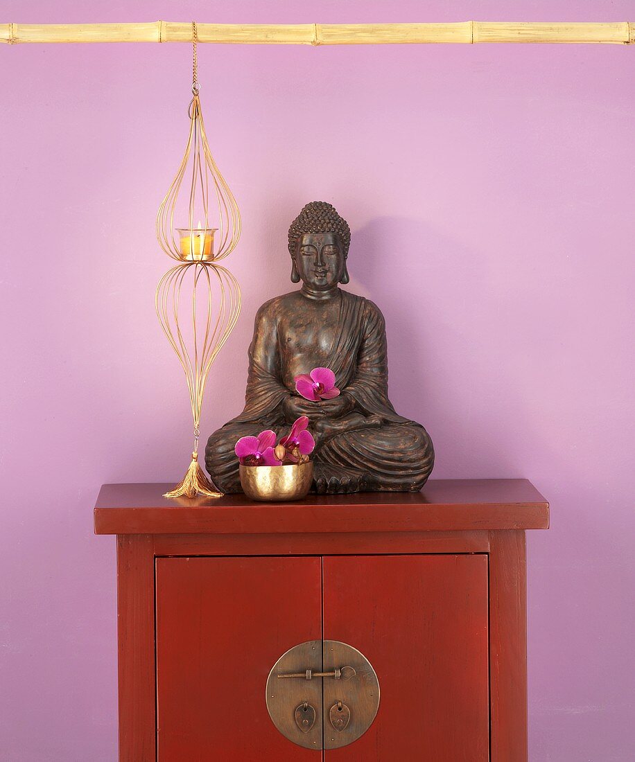 Buddhafigur auf Schrank