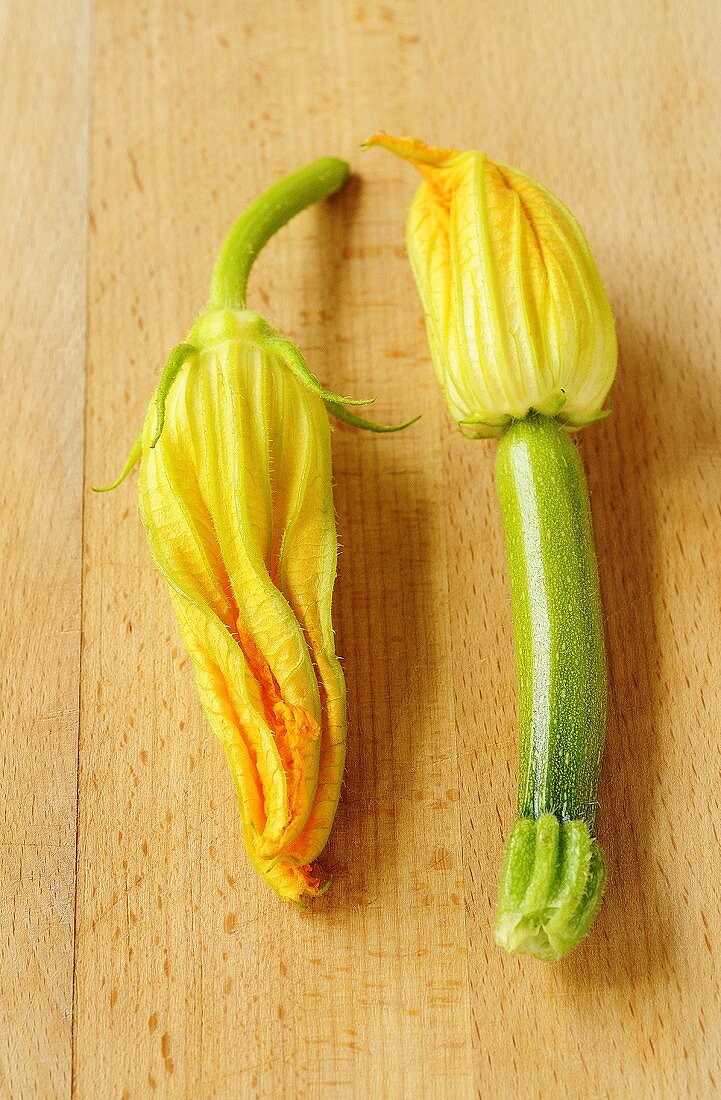 Zucchiniblüten auf Holzuntergrund