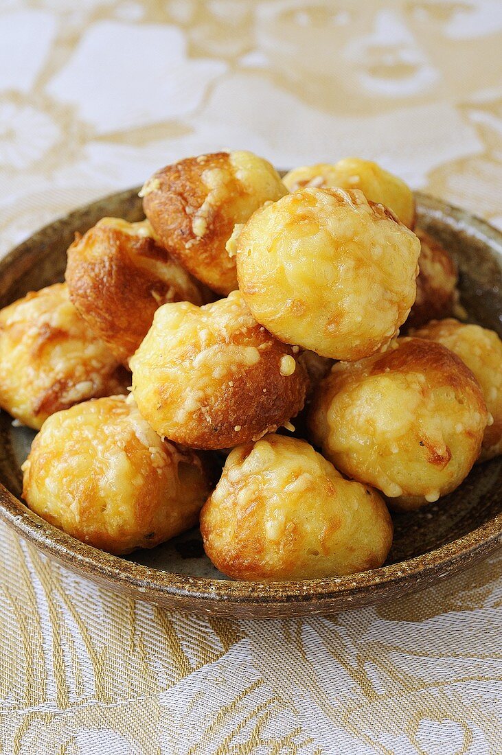 Gougères au fromage (Choux pastries with cheese, France)