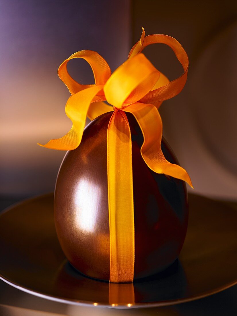 Schokoladenei mit Geschenkband