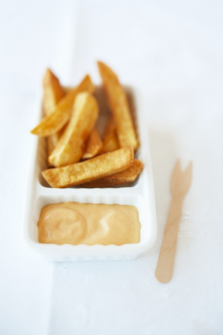 Chips with harissa mayonnaise