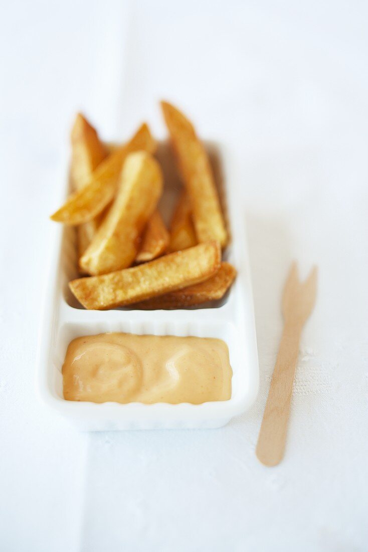 Pommes frites mit Harissa-Mayonnaise