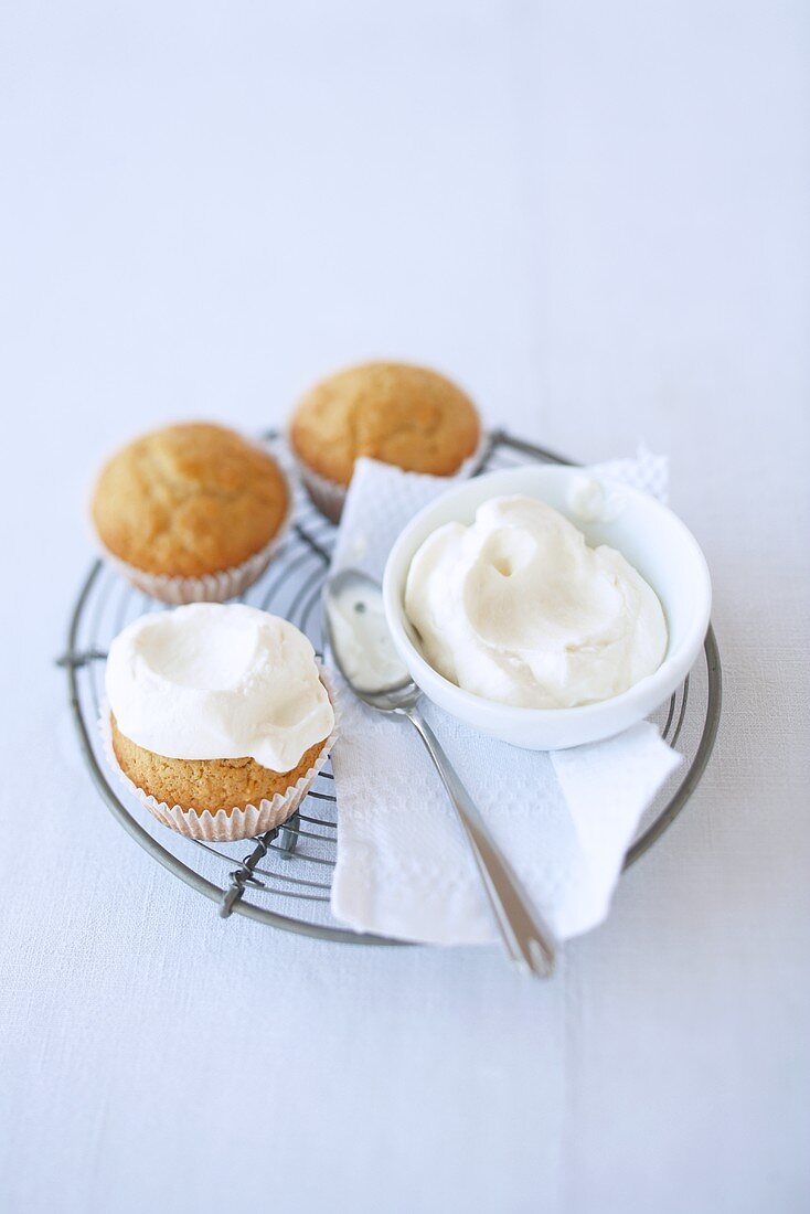 Muffins with lemon grass whipped cream