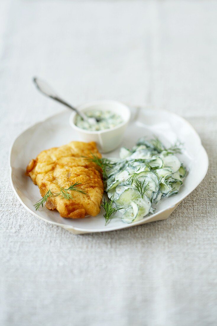 Fish in batter with cucumber salad and remoulade