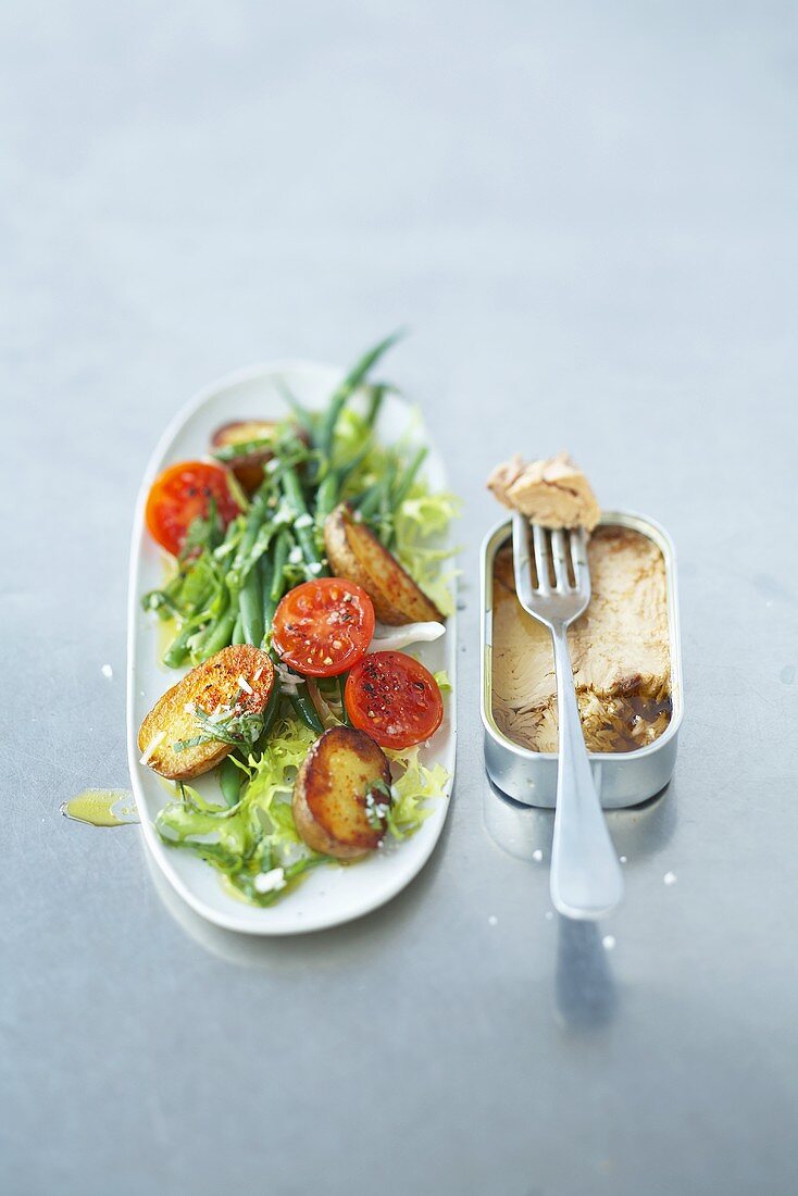 Bohnensalat mit Bratkartoffeln und einer Dose Thunfisch