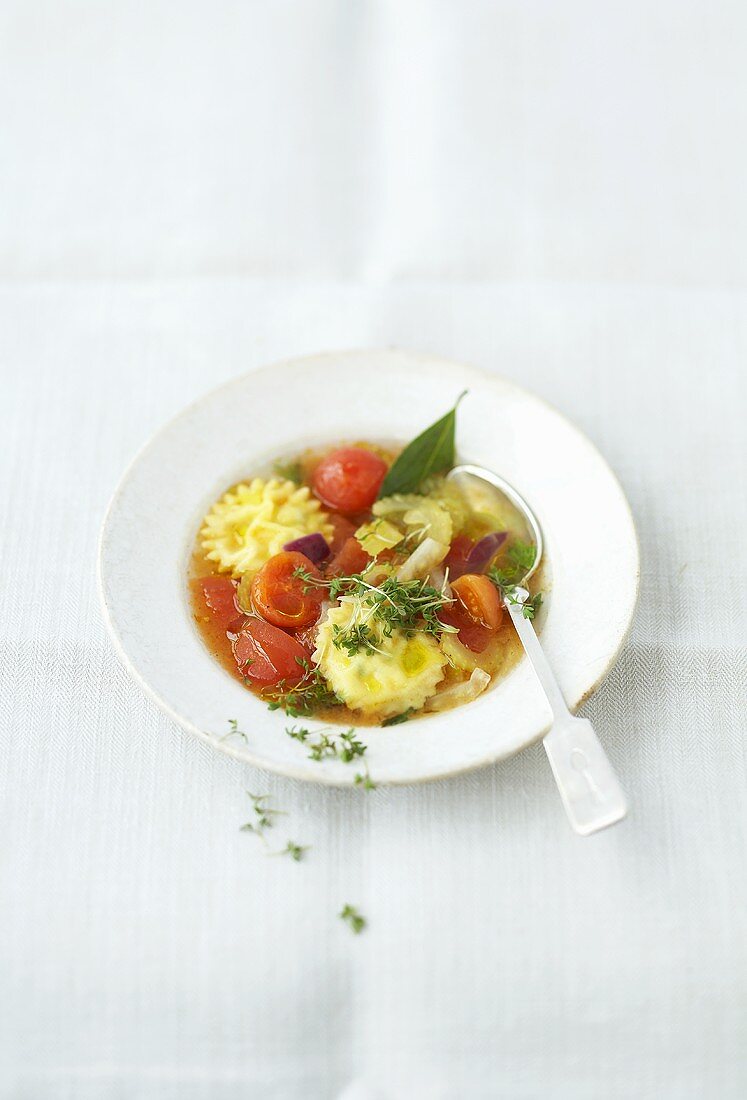 Mediterane Gemüsesuppe mit Ricotta-Ravioli