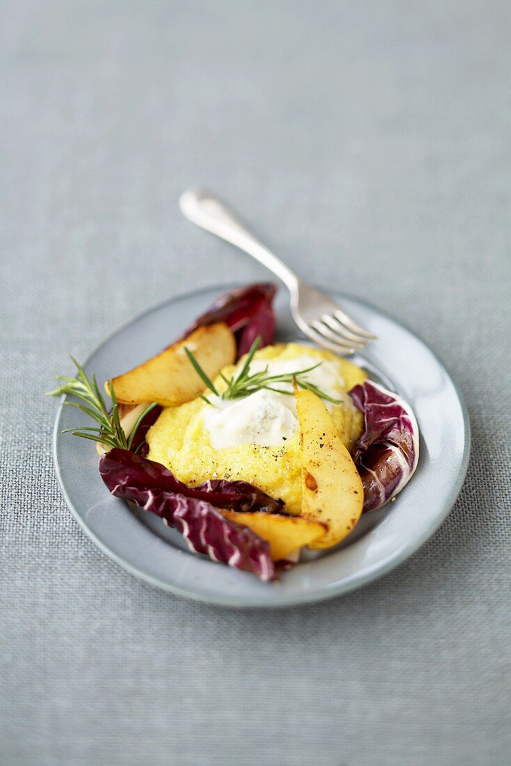 Polenta mit gebratenen Birnen und Radicchio