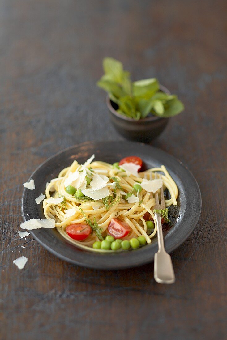 Linguine with cherry tomatoes, peas and mint