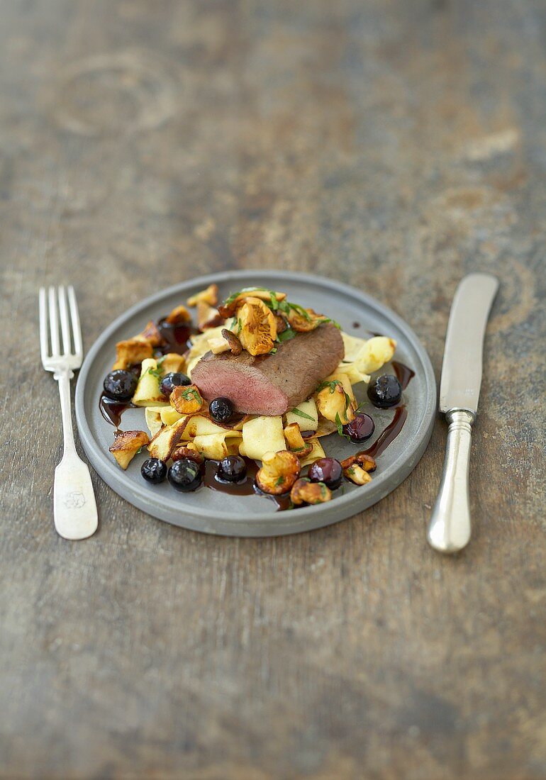 Rehrücken auf Crepes-Streifen mit Pfifferlingen, Blaubeeren