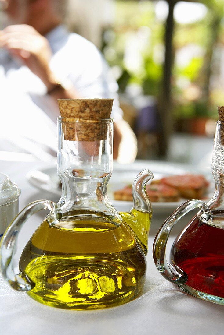 Olivenöl und Weinessig in Karaffen