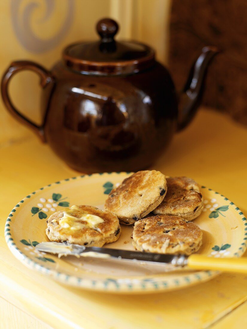 Rosinen-Welsh-Cakes mit Butter