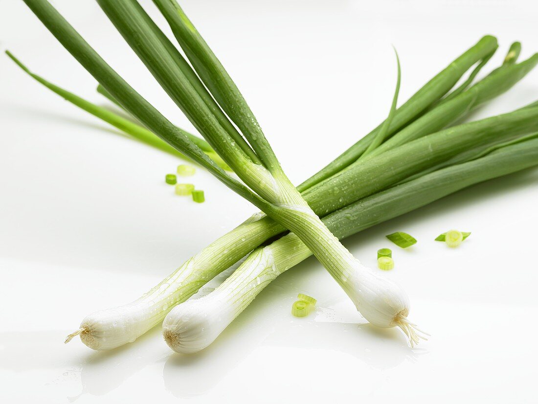 Ganze und geschnittene Frühlingszwiebeln