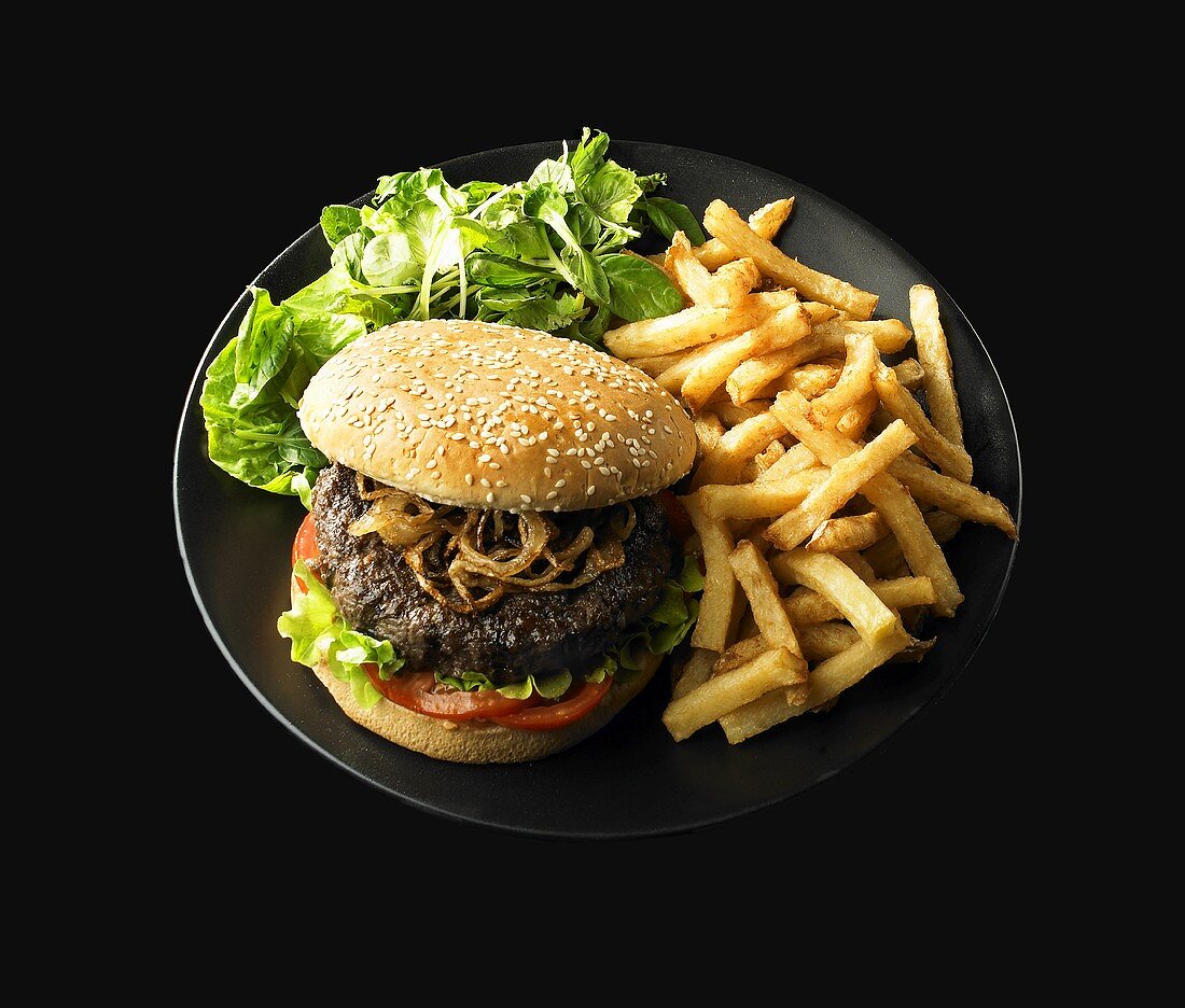 Hamburger mit Pommes frites und Blattsalat