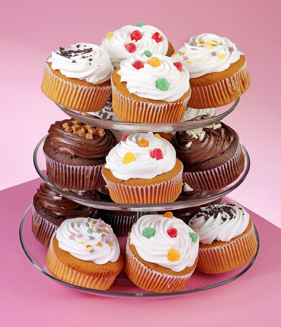 Verschieden verzierte Cupcakes auf einer Etagere