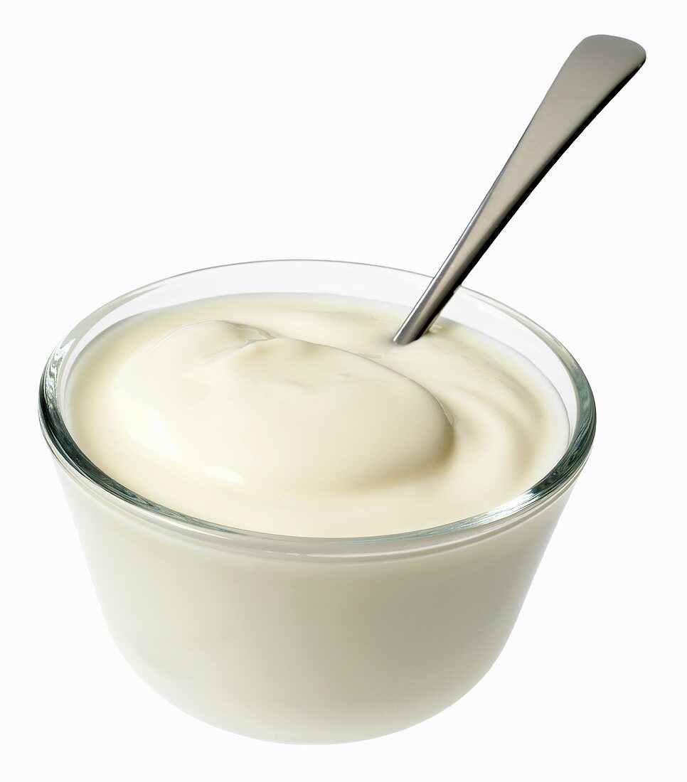 Ein Glasschälchen Joghurt mit Löffel