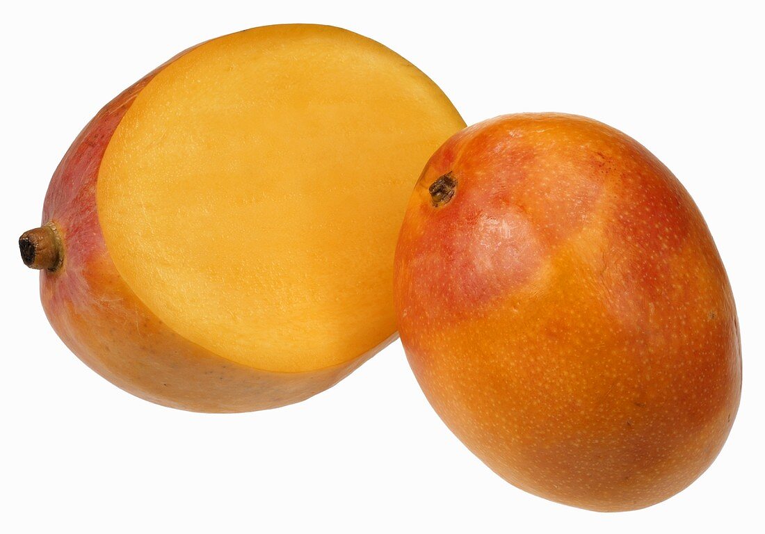 Eine ganze und eine halbe Mango