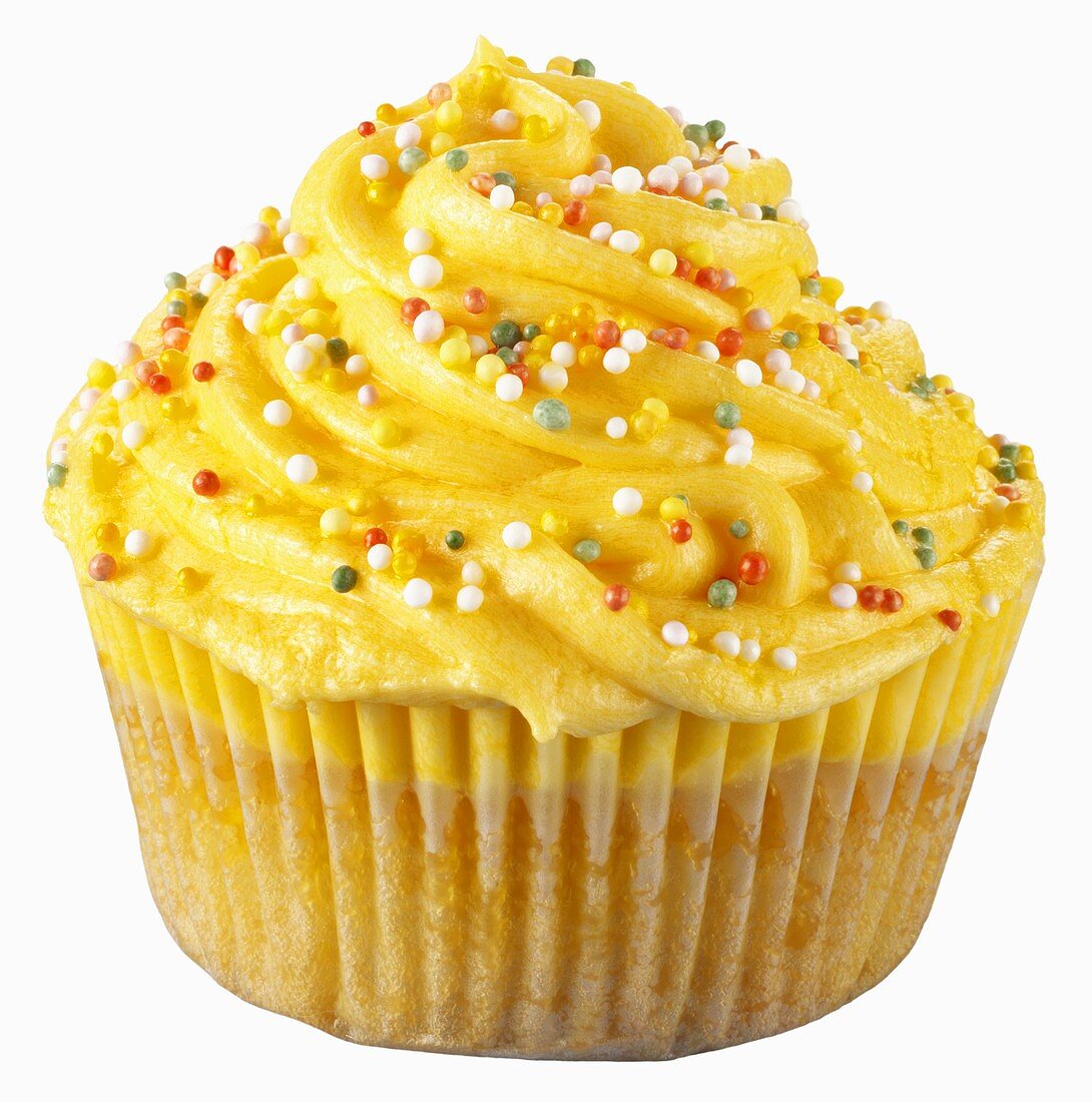 Cupcake mit gelber Creme und Zuckerperlen