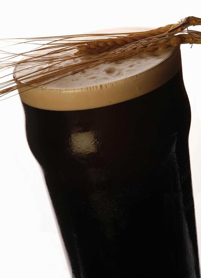 Ein Glas Guinness-Bier mit Ähren-Dekoration
