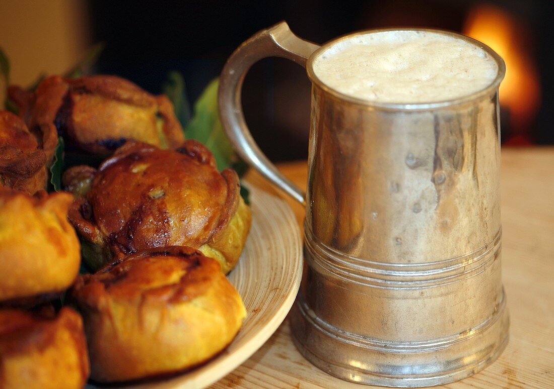 Schweinefleischpasteten mit Bier im Zinnkrug