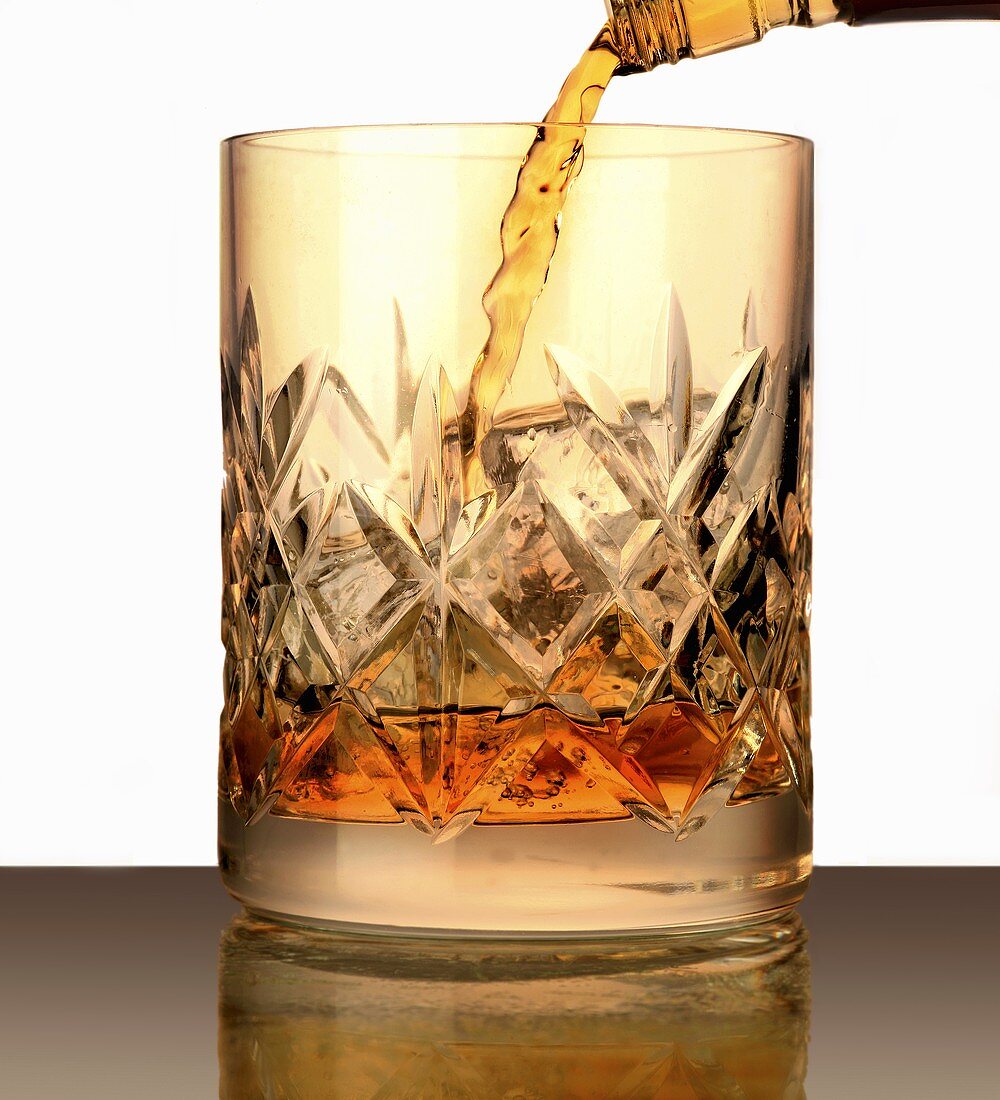 Whisky in ein Glas gießen
