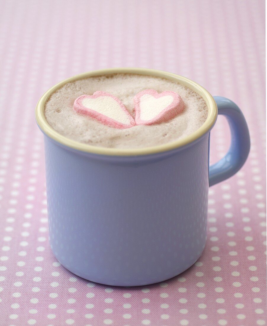 Heiße Schokolade mit zwei Marshmallowherzen