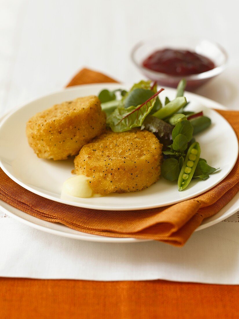 Panierter Camembert mit Salat