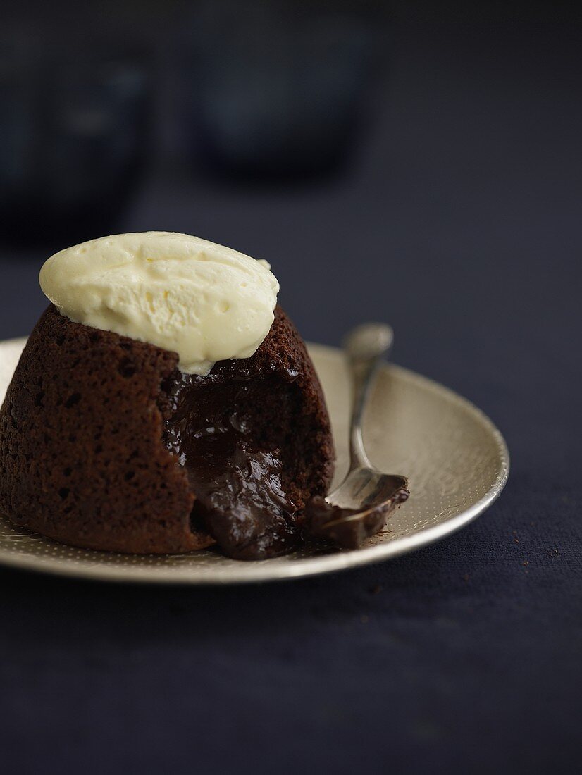 Soft-centred chocolate pudding with cream