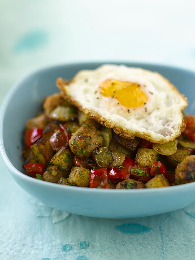 Spiegelei auf Würstchen und Bratkartoffeln