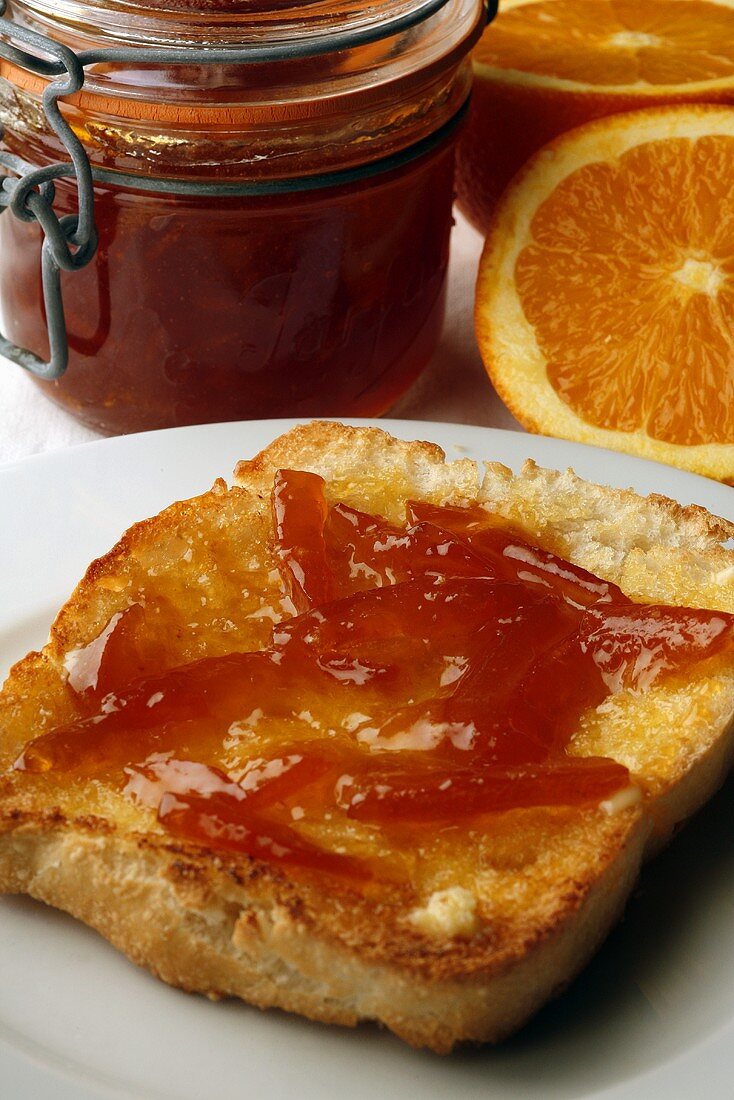 Eine Scheibe Toast mit Orangenmarmelade