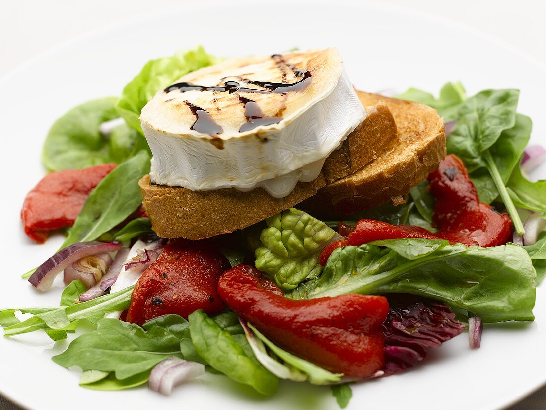 Salad leaves with red peppers and goat's cheese