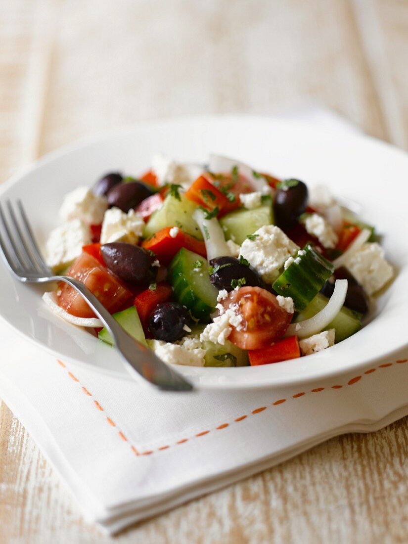 Griechischer Salat mit Ziegenkäse und Oliven