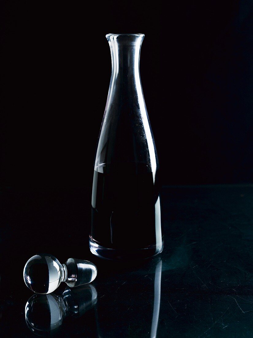Eine Weinkaraffe vor schwarzem Hintergrund