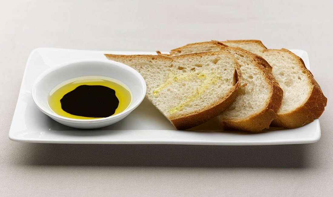 Pane e olio (Weißbrot mit Olivenöl, Italien)