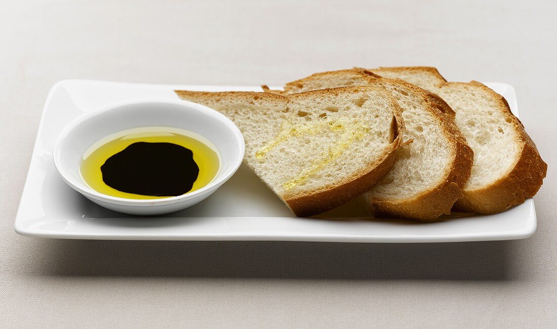 Pane e olio (White bread with olive oil, Italy)