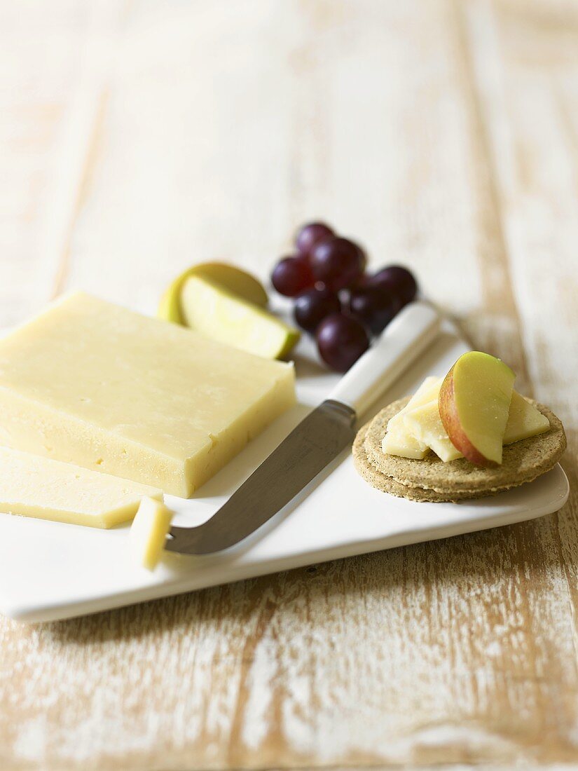 Cheddar cheese with apple and grapes