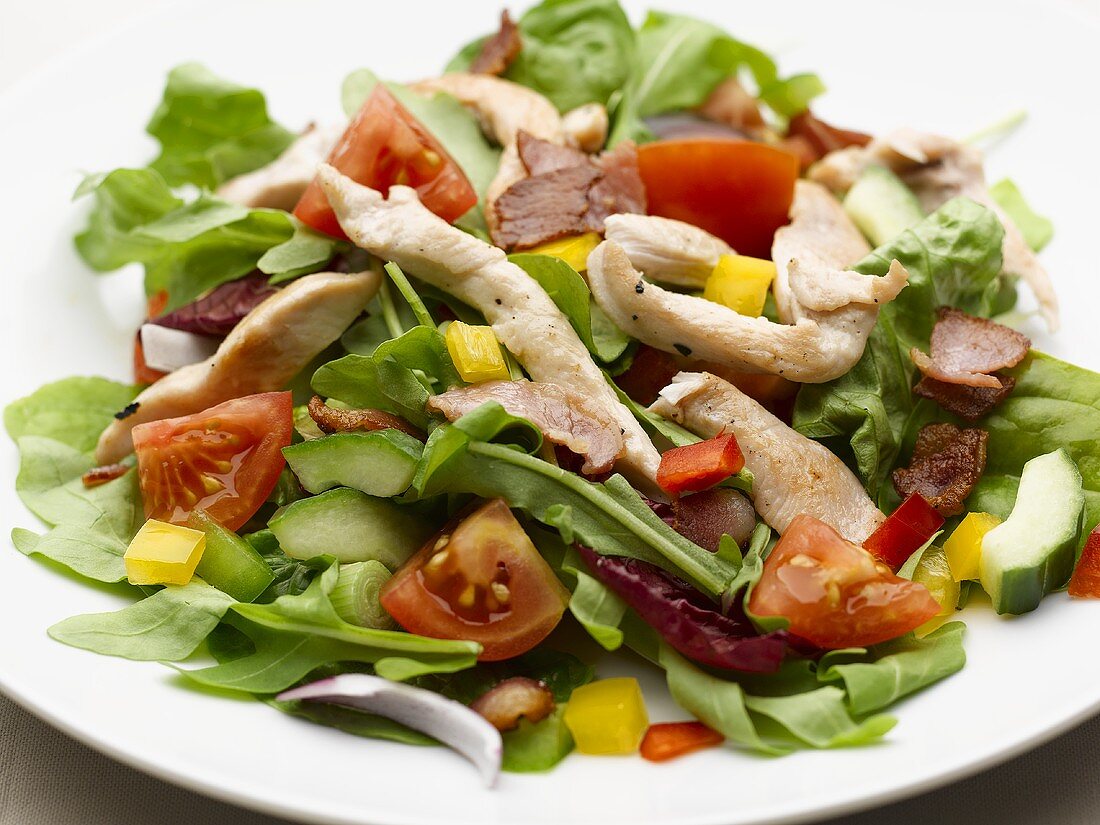 Bunter Salat mit Hähnchenstreifen und Speck