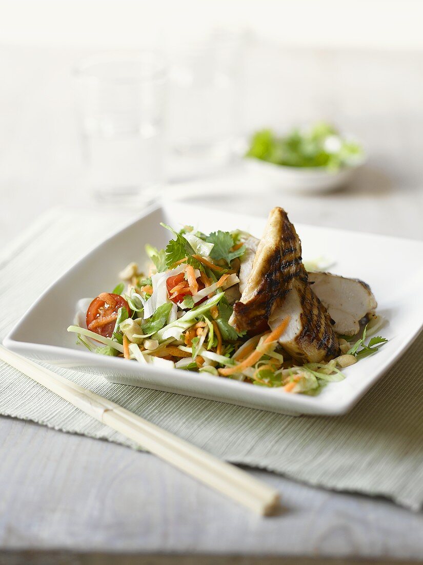 Thailändischer Salat mit gebratebner Hähnchenbrust