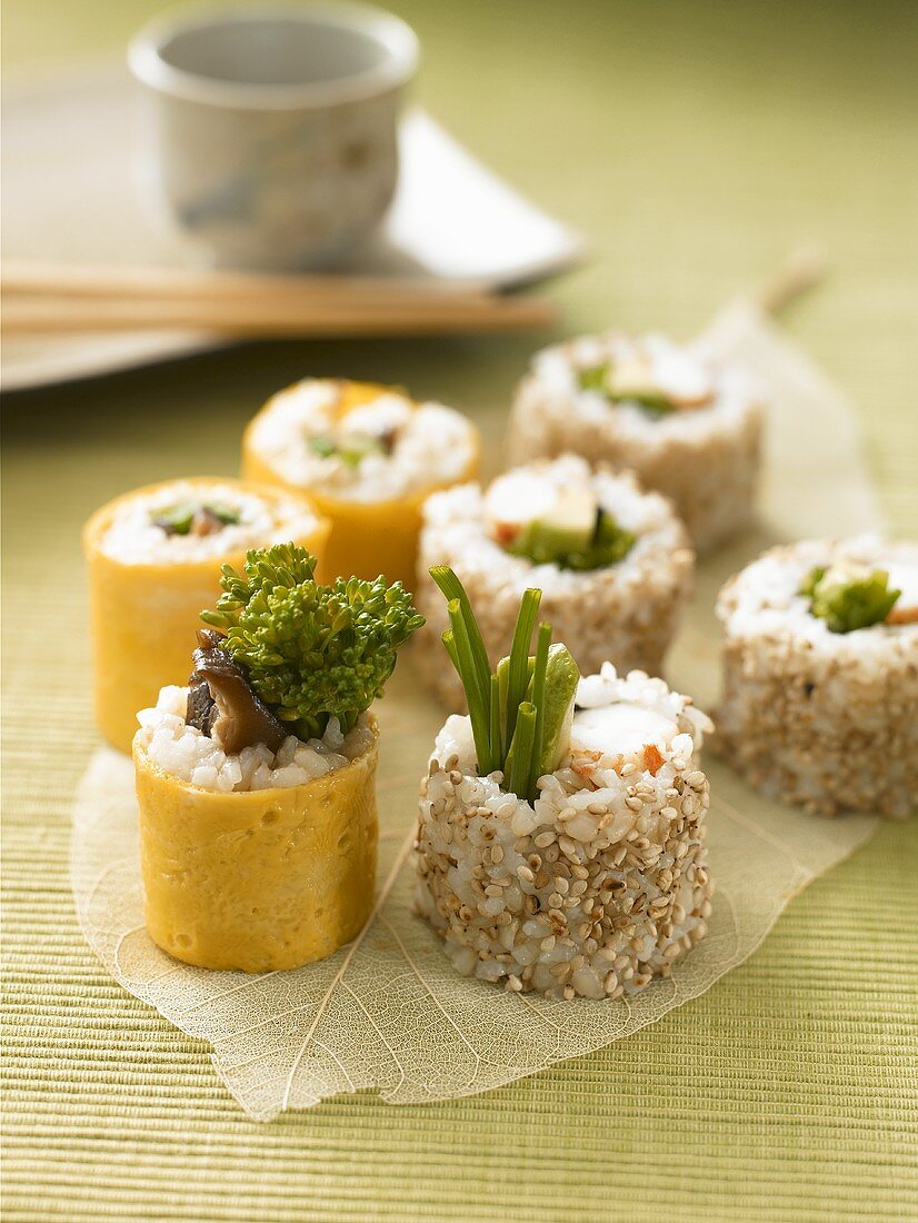 Maki mit Eierstich und Inside-Out-Rolls